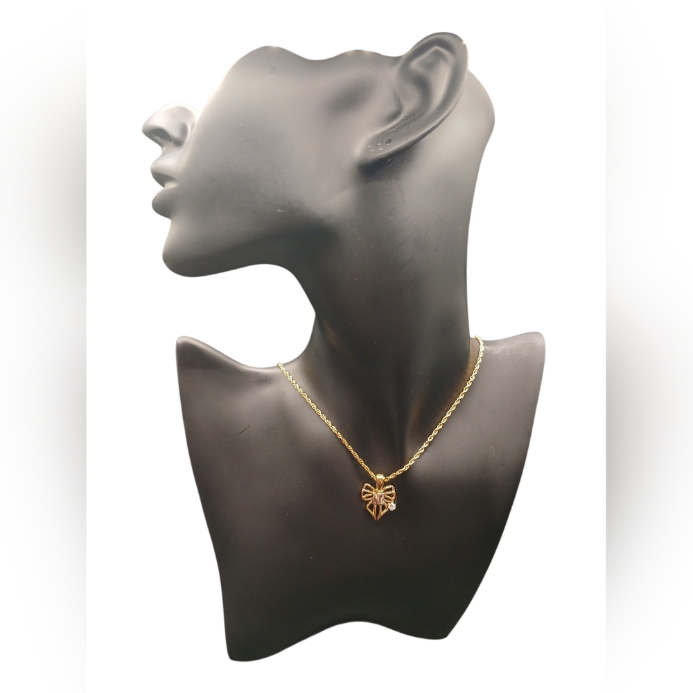 🏷 Nina Ricci Gold Leaf Pendant Necklace